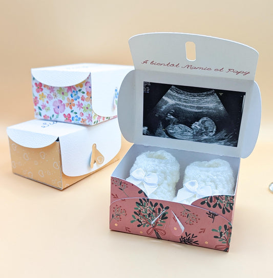 Boîte annonce de grossesse personnalisée – Chaussons miniatures et photo échographie