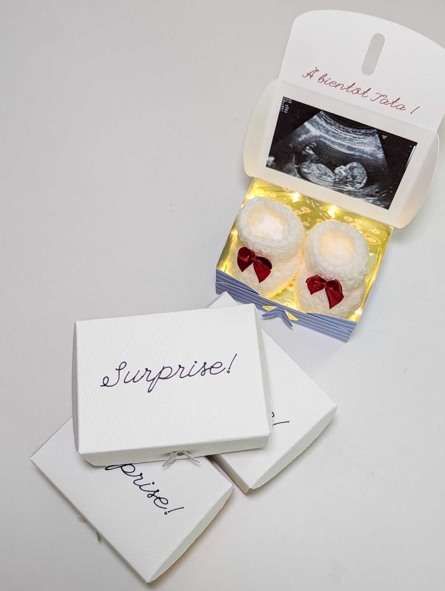 Boîte annonce de grossesse personnalisée – Chaussons miniatures et photo échographie
