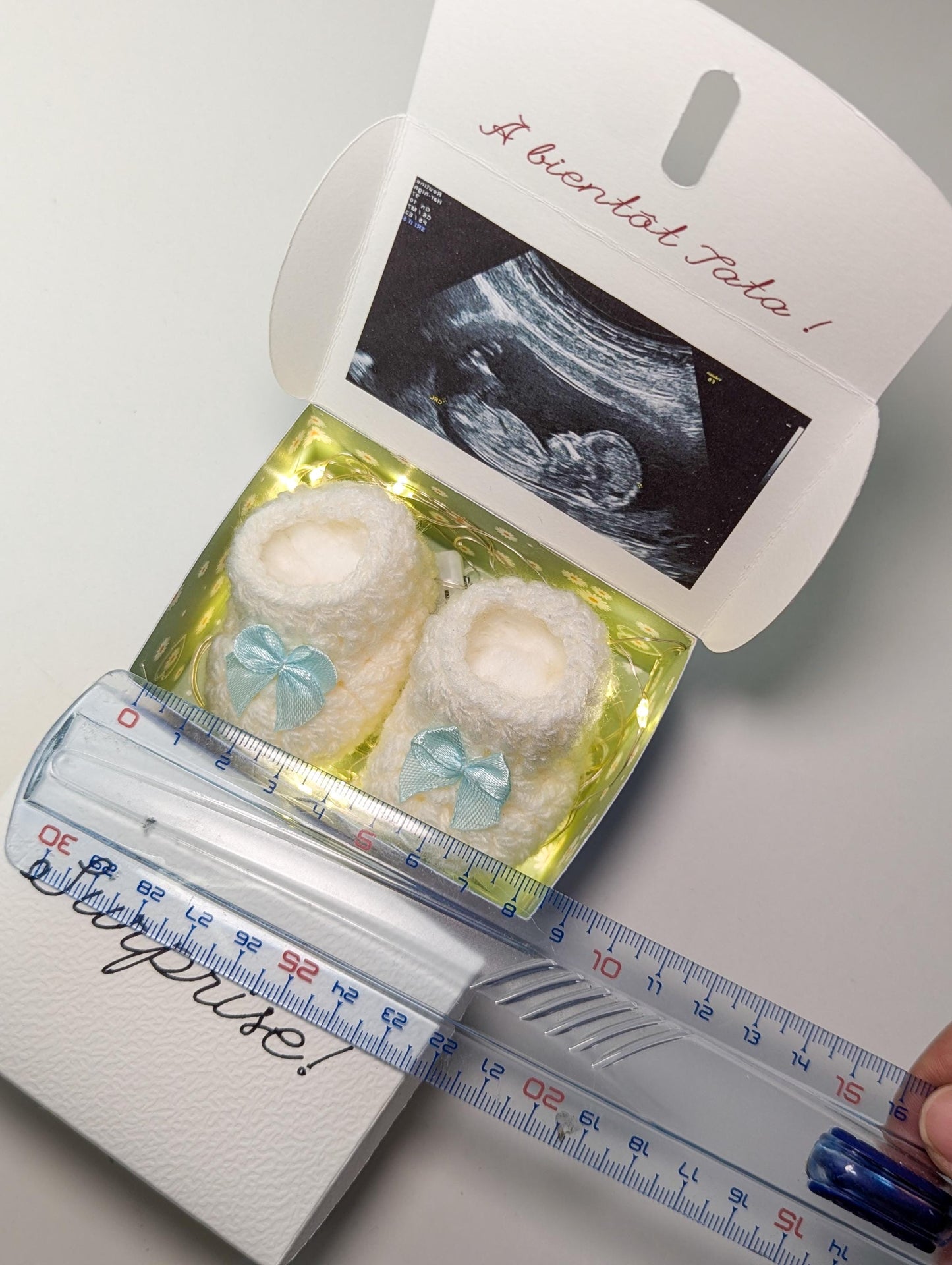 Boîte annonce de grossesse personnalisée – Chaussons miniatures et photo échographie