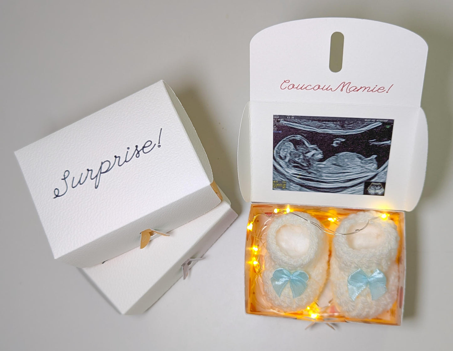 Boîte annonce de grossesse personnalisée – Chaussons miniatures et photo échographie