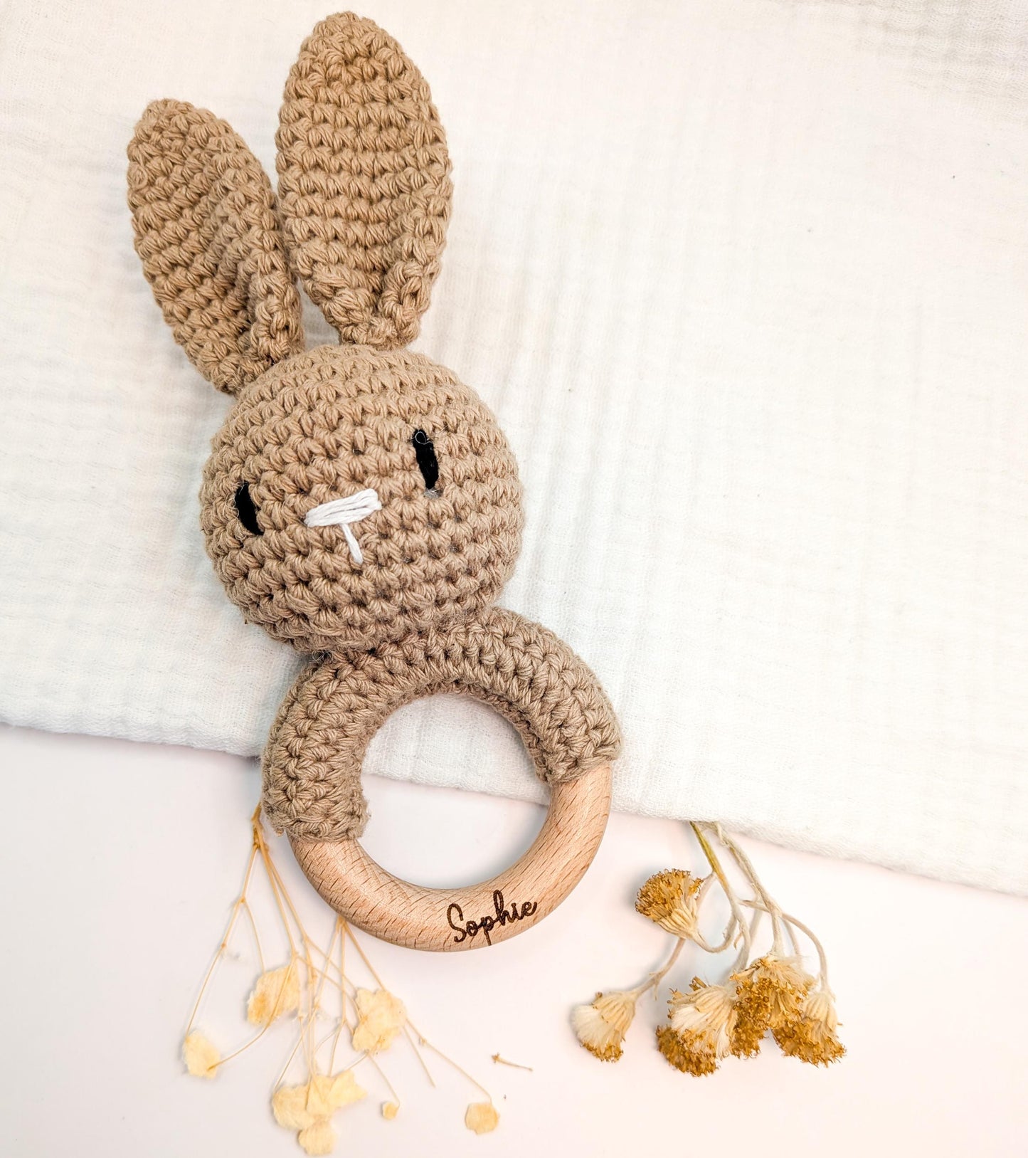 Hochet Bébé Personnalisé – Lapin en Bois et Crochet avec Prénom