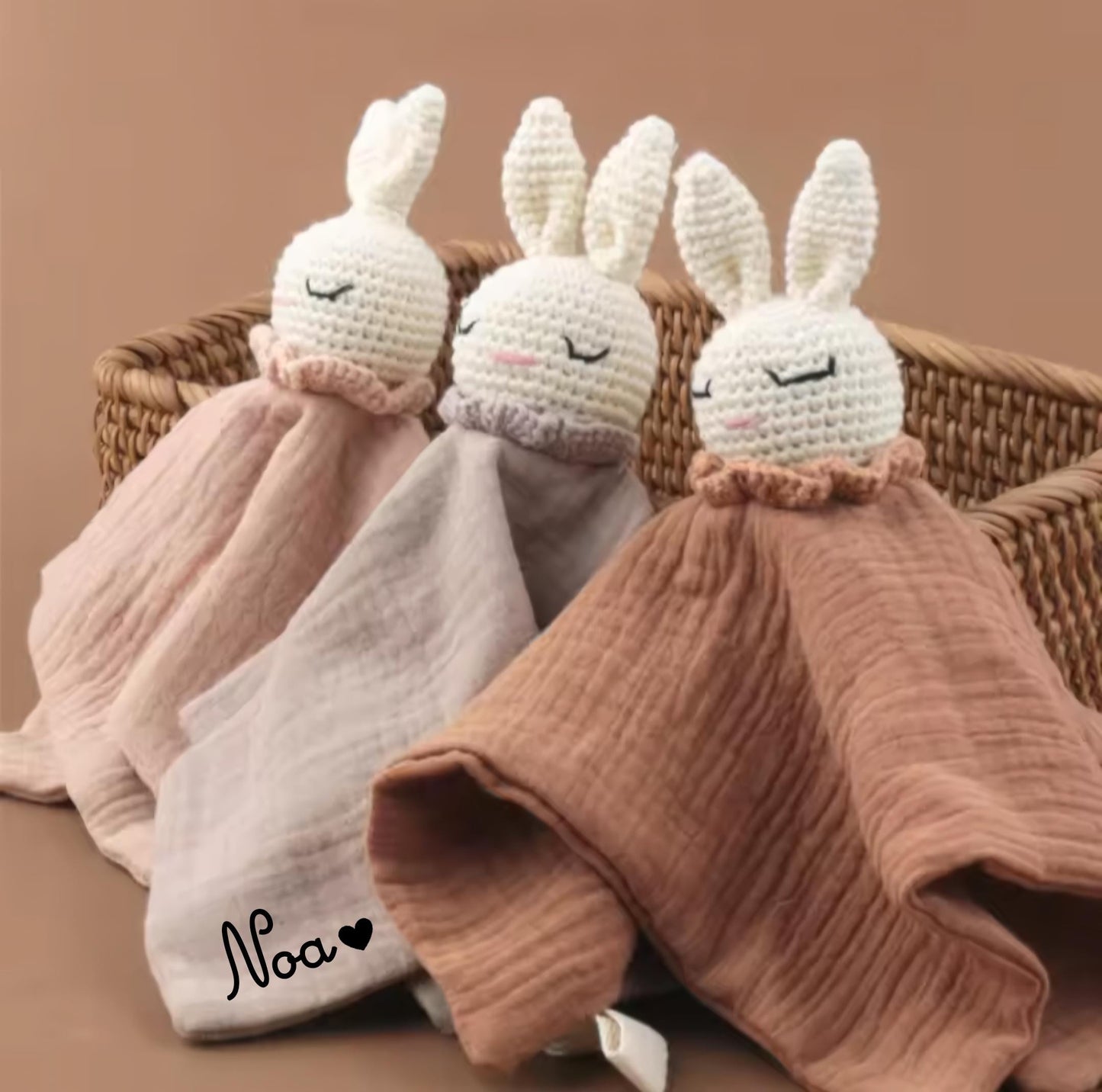 Doudou Bébé Personnalisé – Lapin en Crochet, Cadeau de Naissance