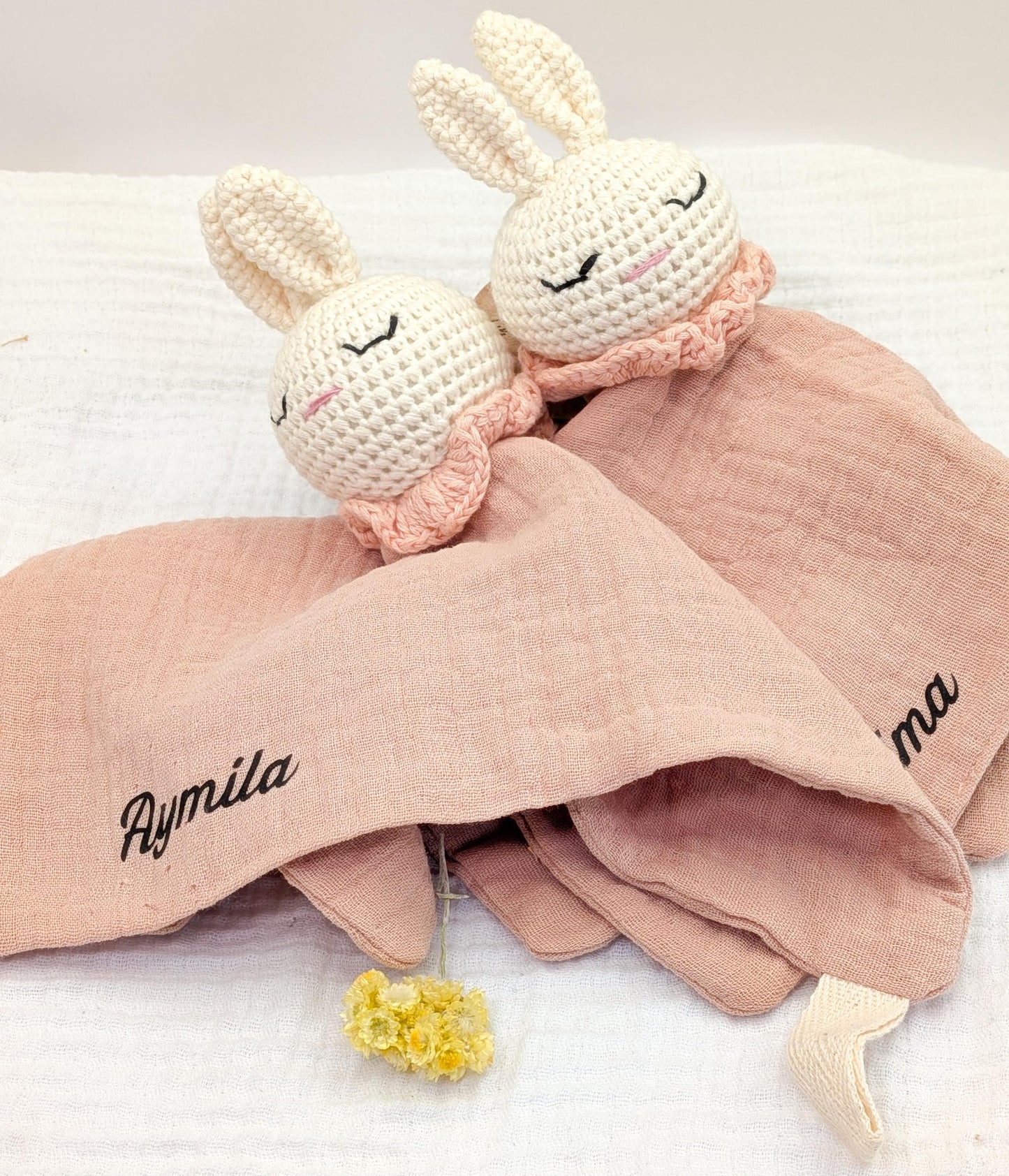 Doudou Bébé Personnalisé – Lapin en Crochet, Cadeau de Naissance