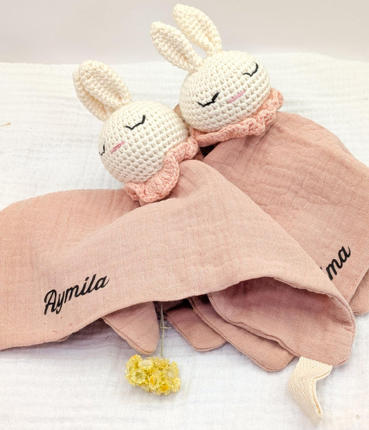 Doudou Bébé Personnalisé – Lapin en Crochet, Cadeau de Naissance
