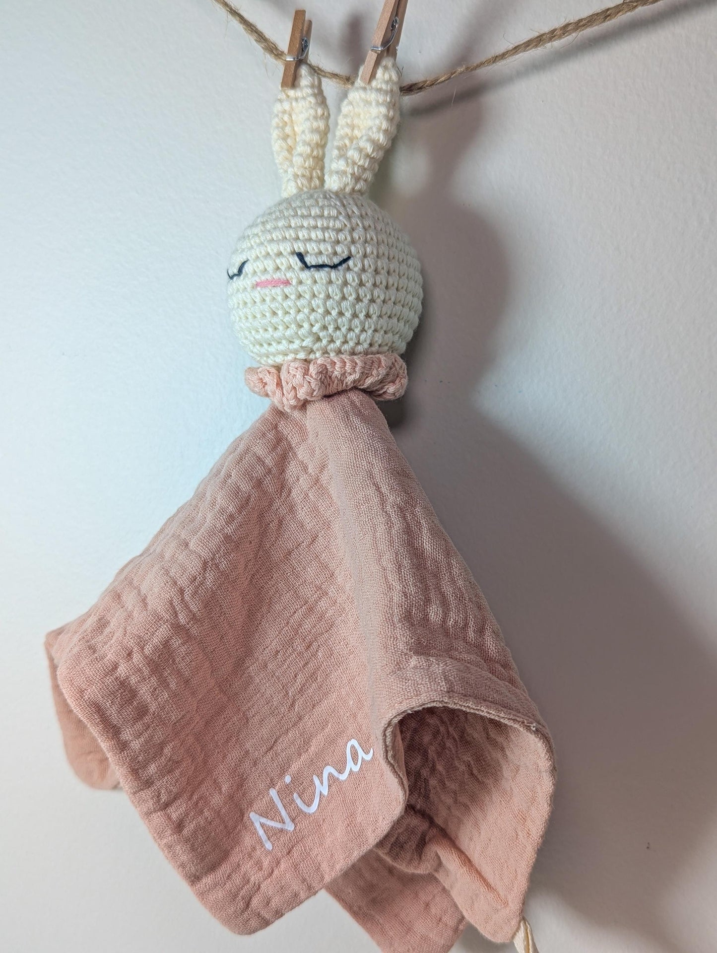 Doudou Bébé Personnalisé – Lapin en Crochet, Cadeau de Naissance