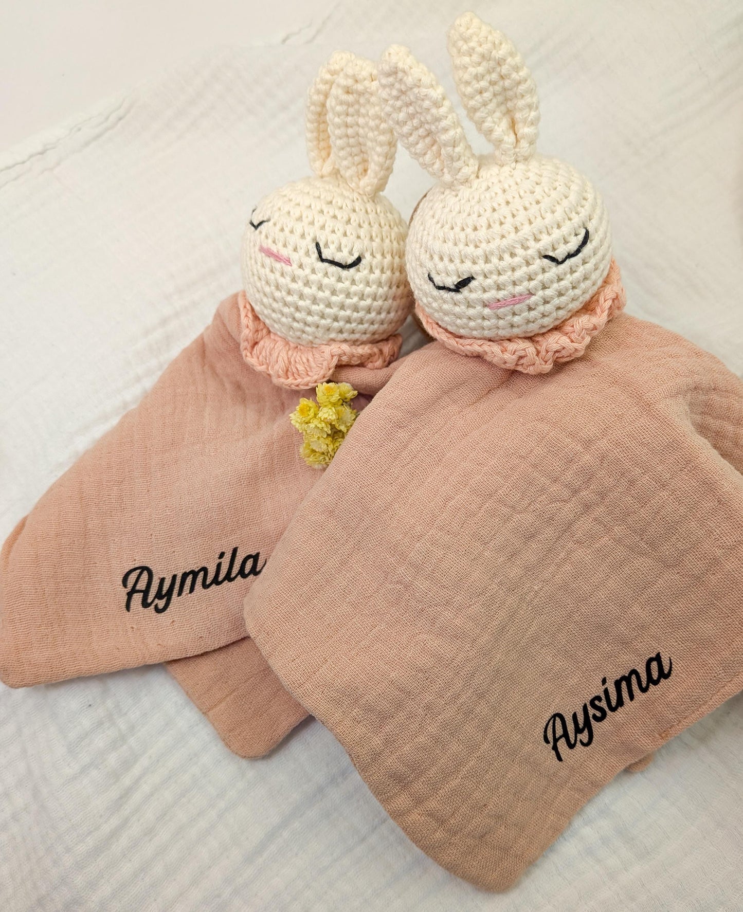 Doudou Bébé Personnalisé – Lapin en Crochet, Cadeau de Naissance