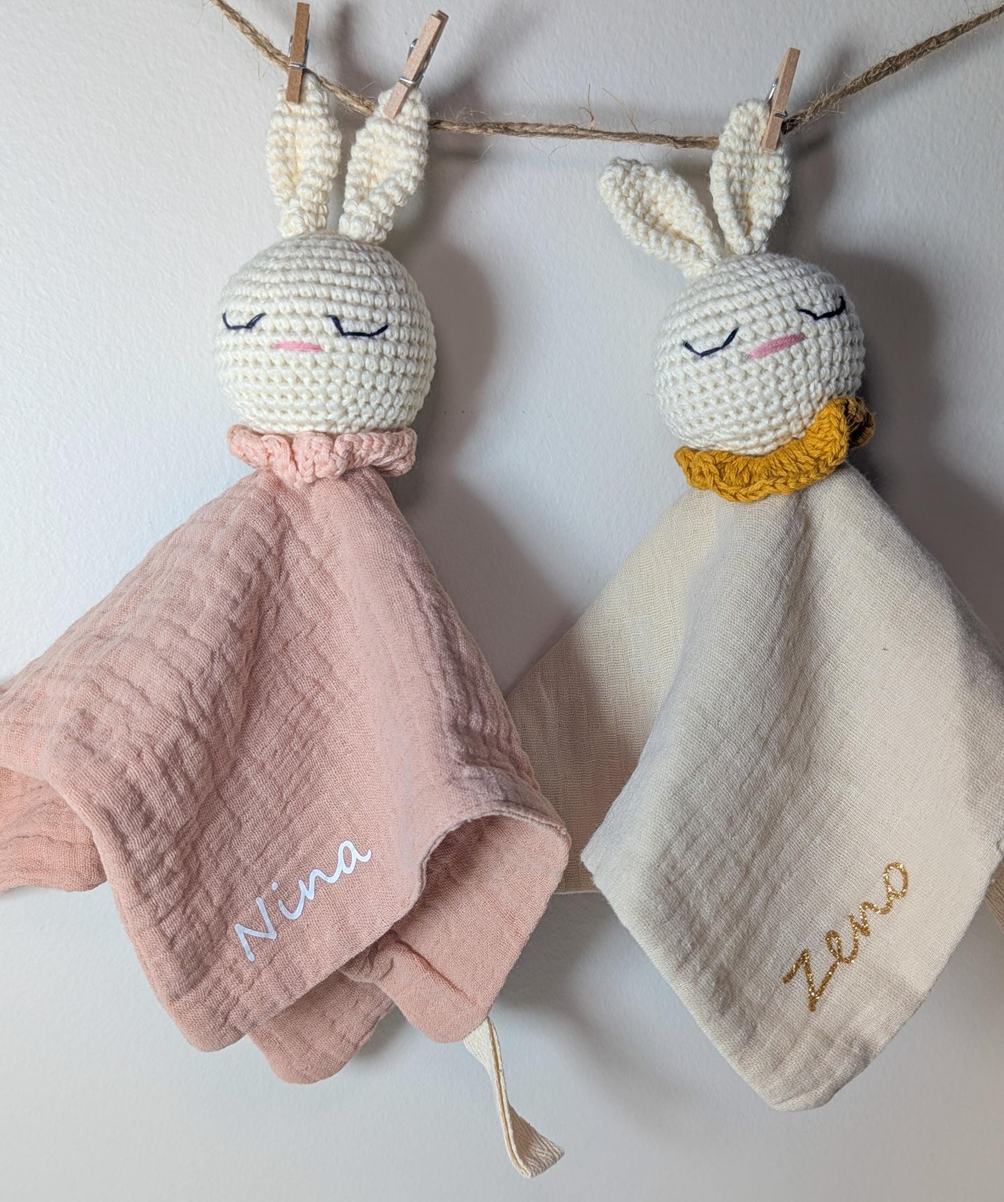 Doudou Bébé Personnalisé – Lapin en Crochet, Cadeau de Naissance