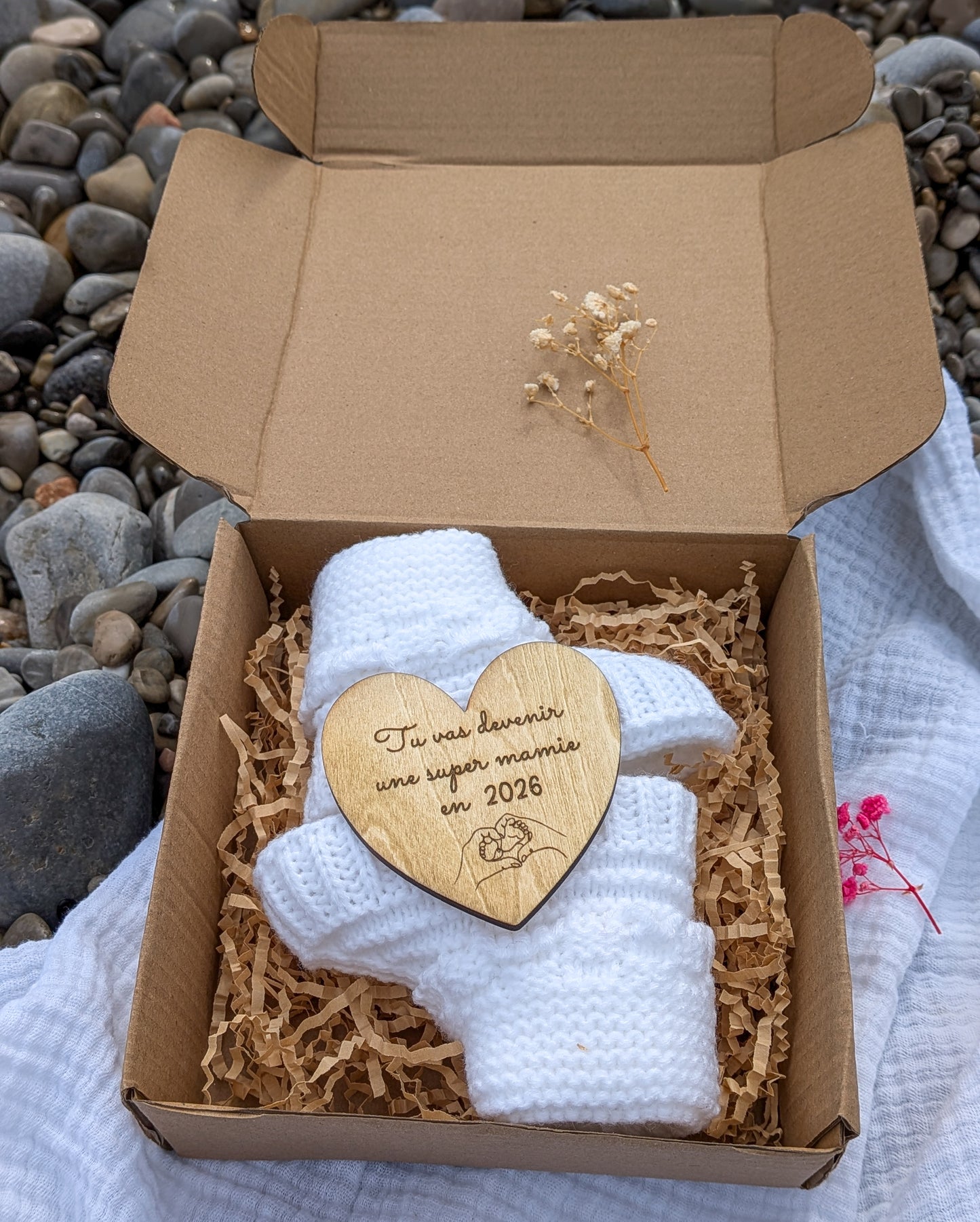 Boîte surprise annonce de grossesse personnalisée – Chaussons bébé en crochet