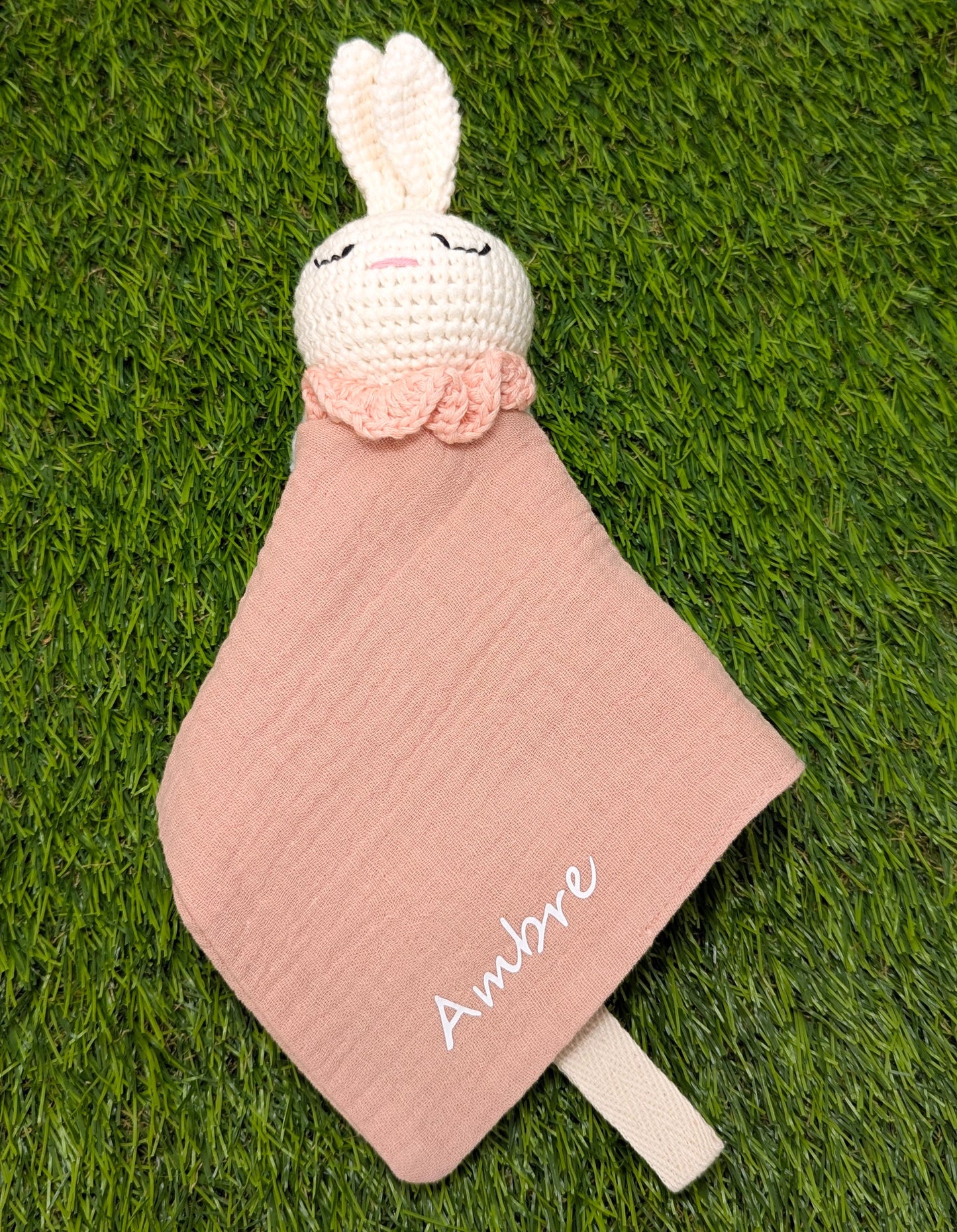 Doudou Bébé Personnalisé – Lapin en Crochet, Cadeau de Naissance