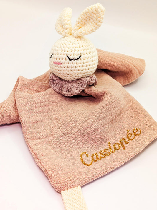 Doudou Bébé Personnalisé – Lapin en Crochet, Cadeau de Naissance