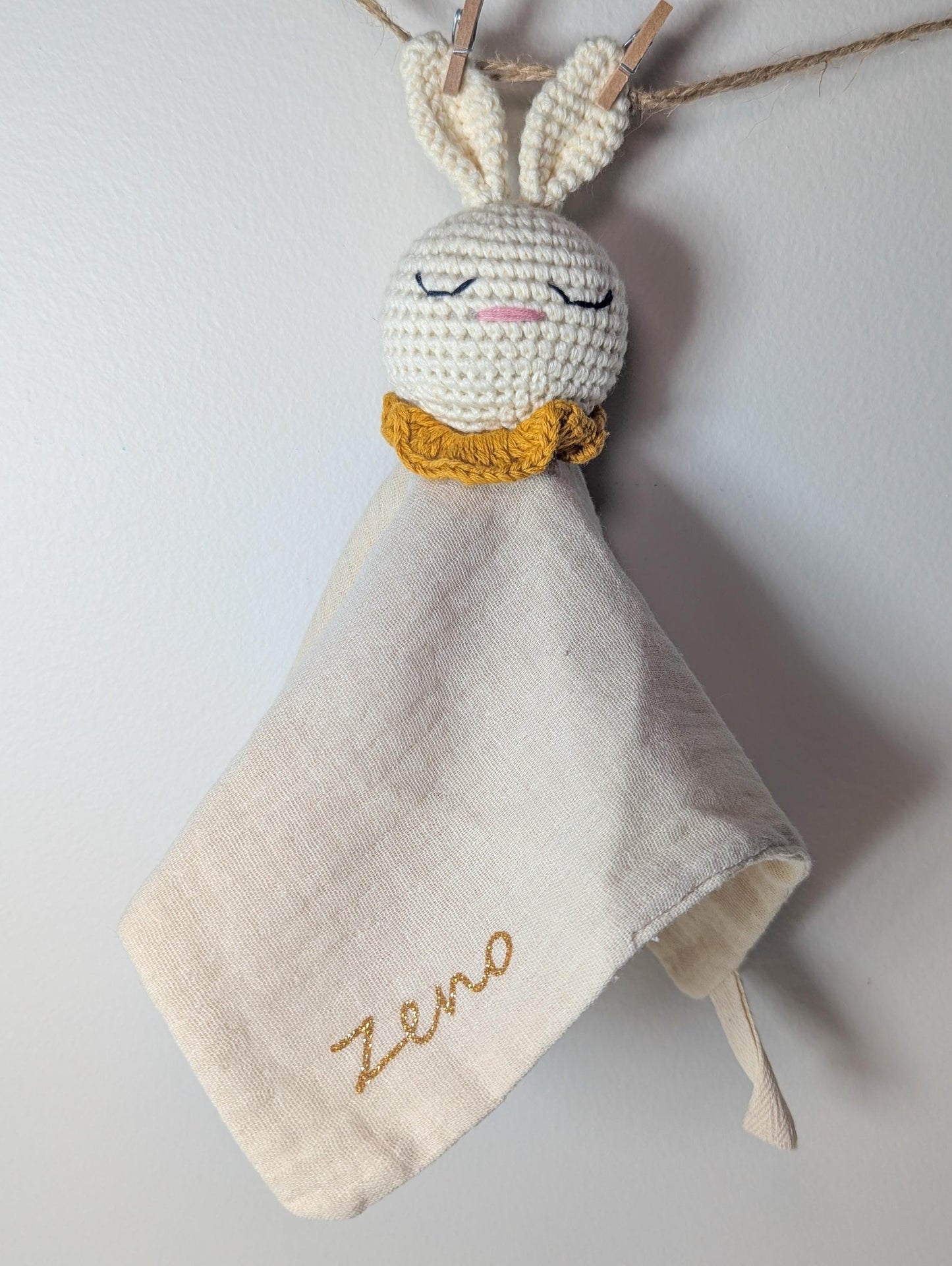 Doudou Bébé Personnalisé – Lapin en Crochet, Cadeau de Naissance