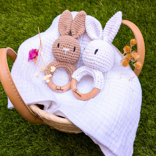Hochet Bébé Personnalisé – Lapin en Bois et Crochet avec Prénom