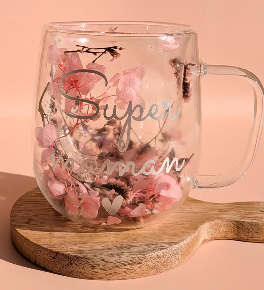 Tasse personnalisée en verre double paroi avec fleurs séchées –Cadeau original pour papy, nounou, marraine, maman/Prénom ou message au choix.