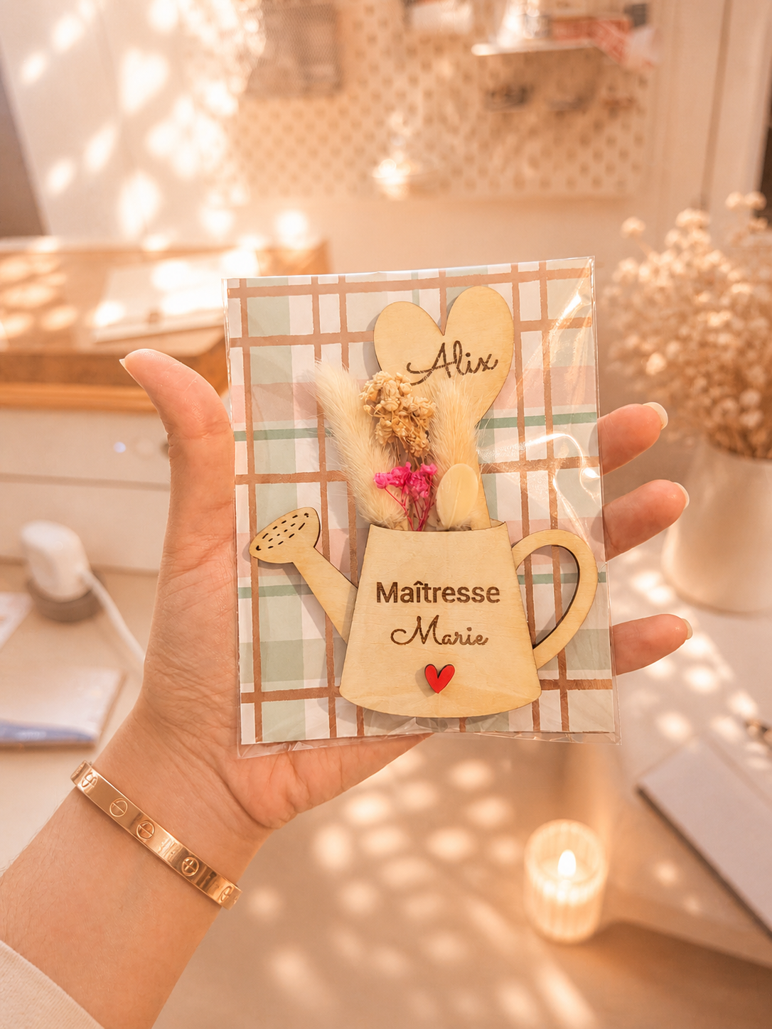 Magnet arrosoir personnalisé avec prénom et fleurs séchées – Cadeau maman, nounou ou maîtresse