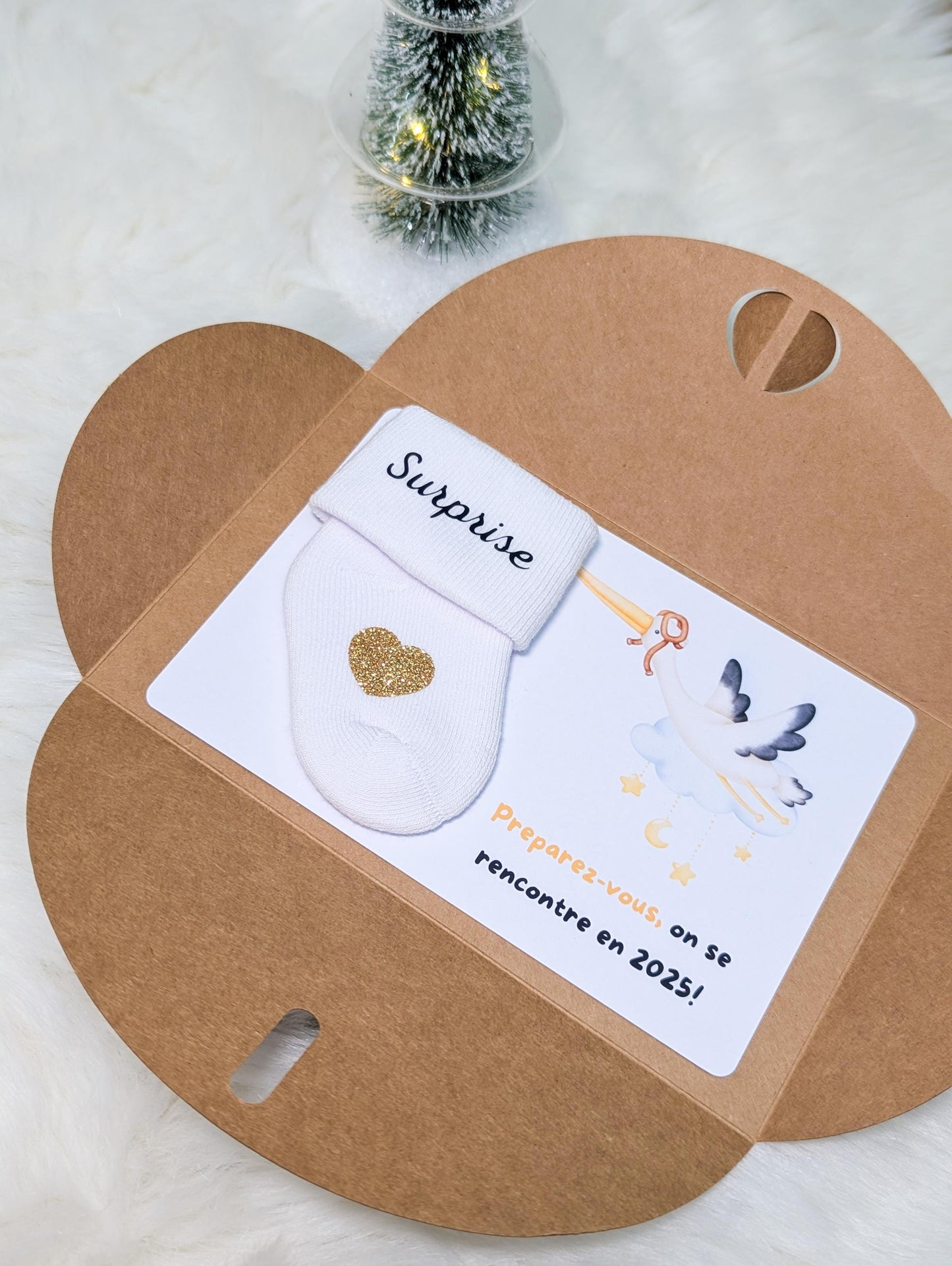 Carte avec chaussette personnalisée pour annoncer la grossesse.