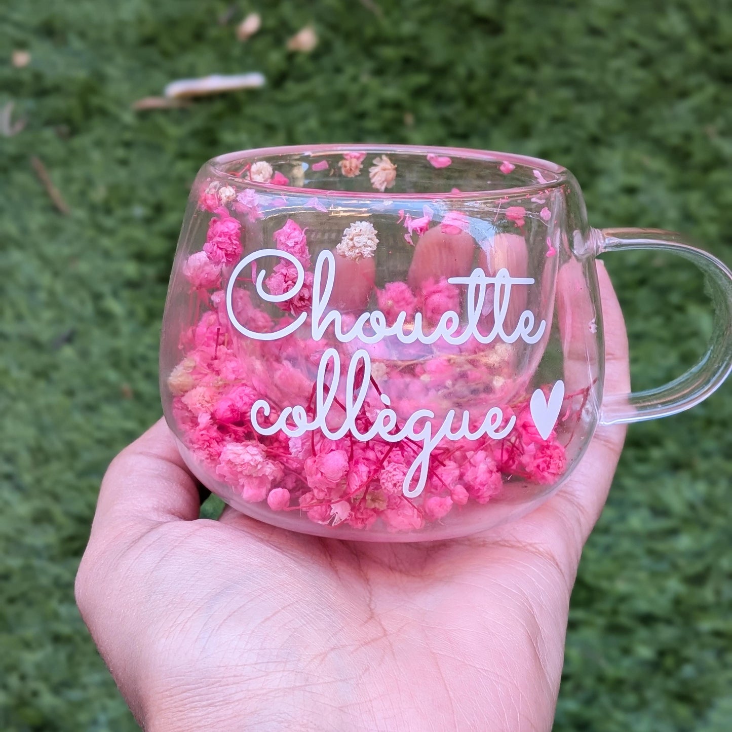 Tasse personnalisée en verre double paroi avec fleurs séchées –Cadeau original pour papy, nounou, marraine, maman/Prénom ou message au choix.
