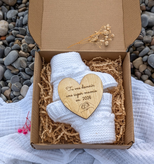 Boîte surprise annonce de grossesse personnalisée – Chaussons bébé en crochet