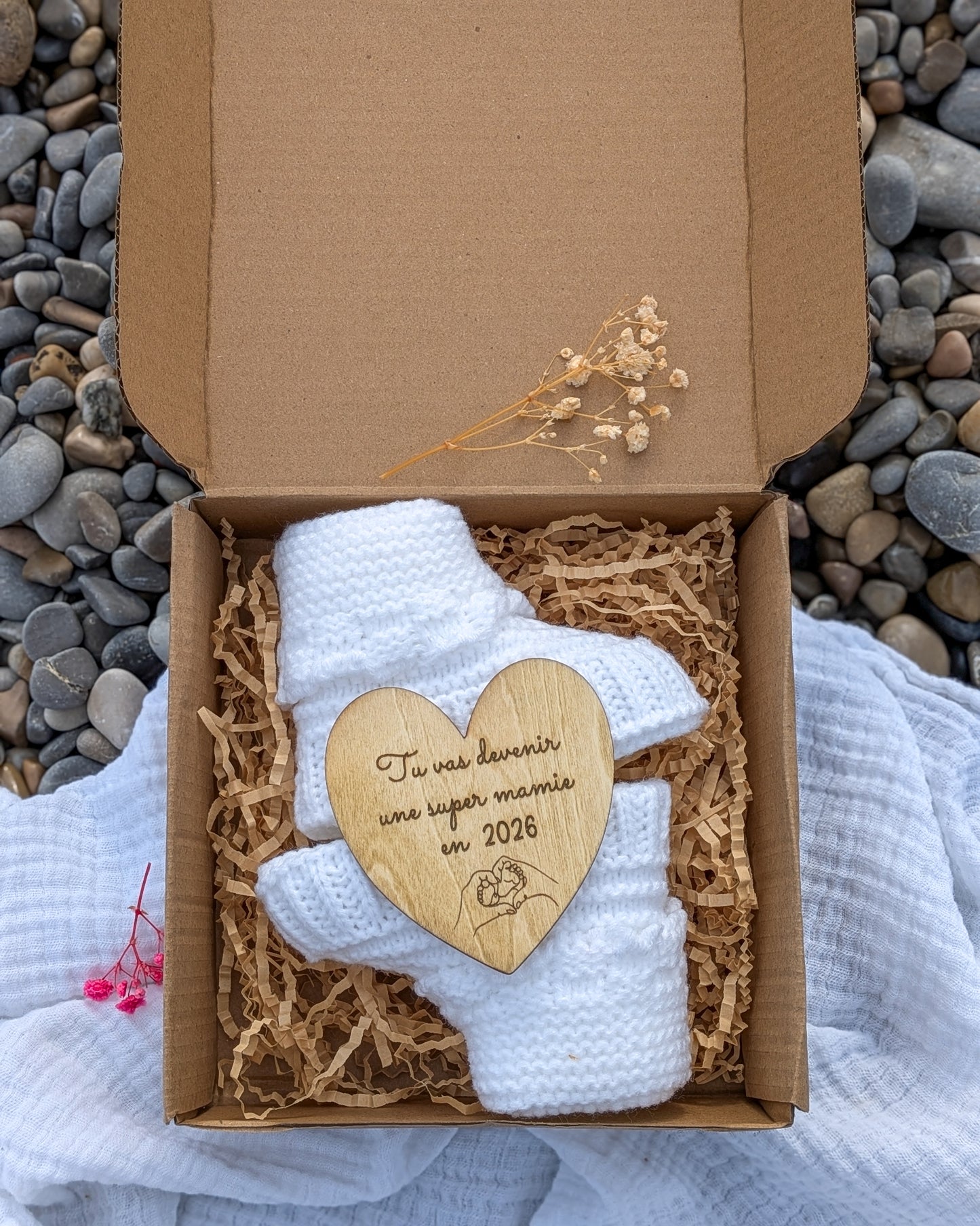 Boîte surprise annonce de grossesse personnalisée – Chaussons bébé en crochet