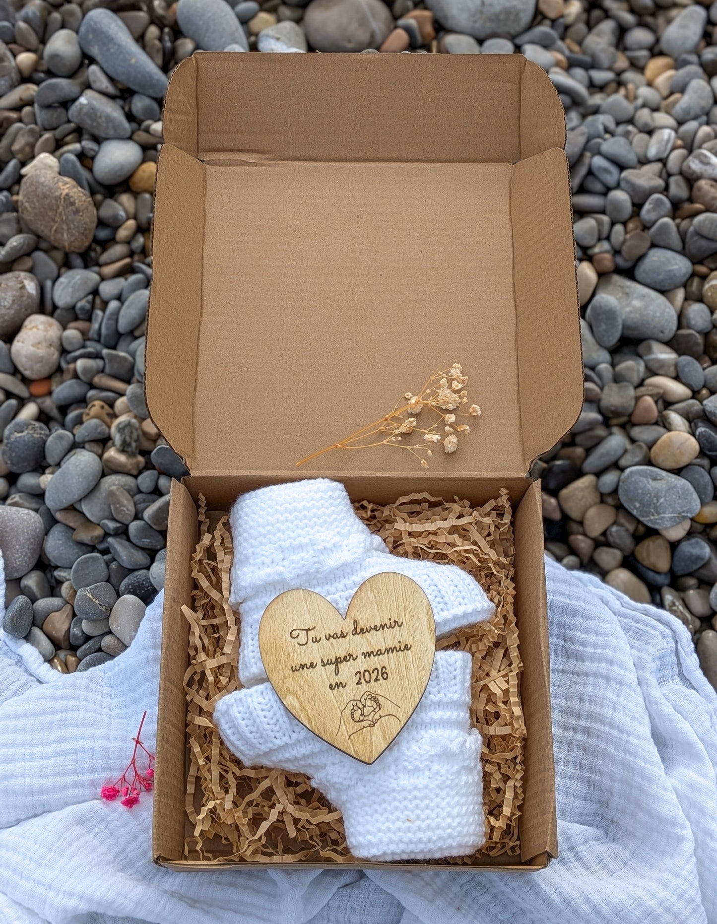 Boîte surprise annonce de grossesse personnalisée – Chaussons bébé en crochet