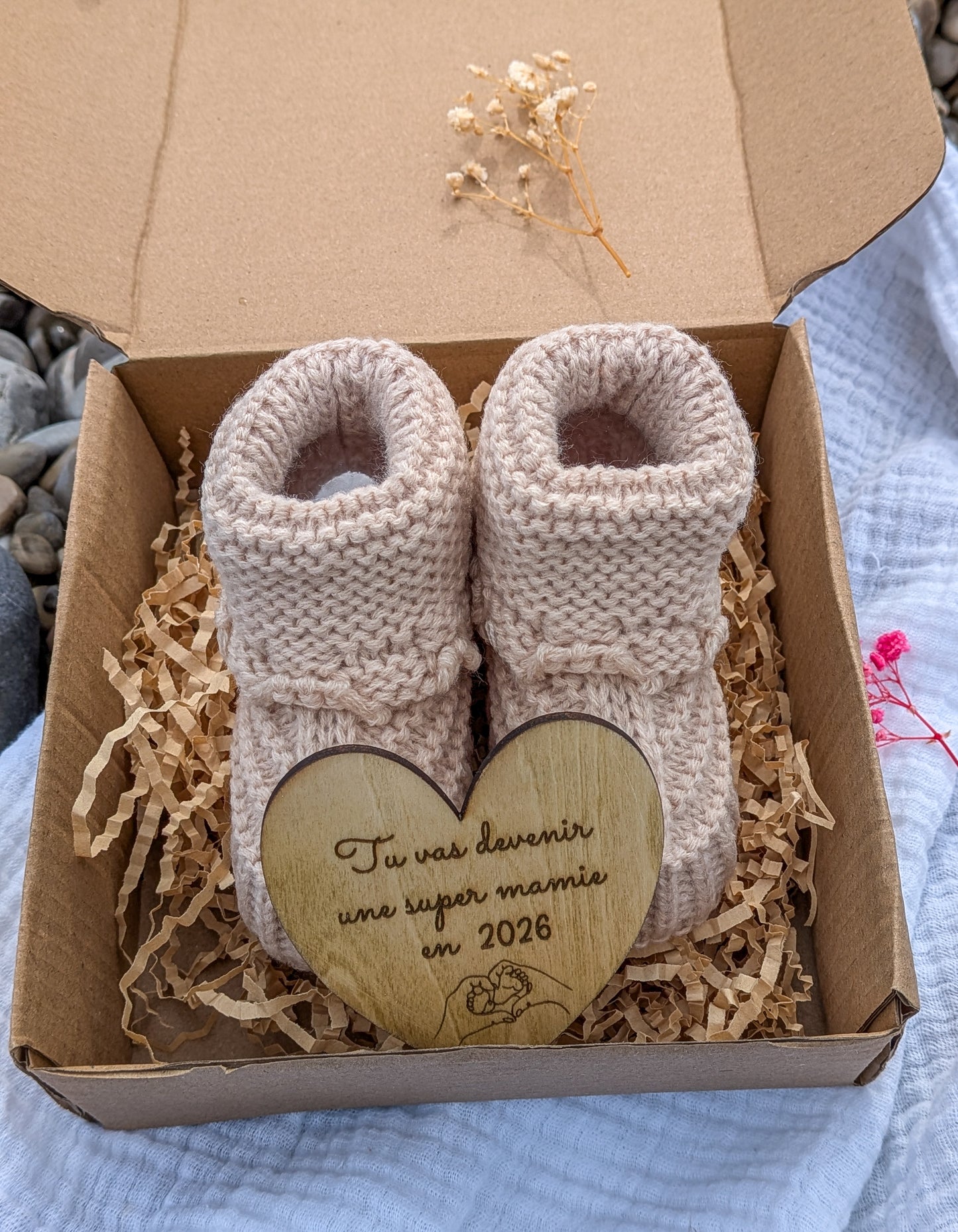 Boîte surprise annonce de grossesse personnalisée – Chaussons bébé en crochet