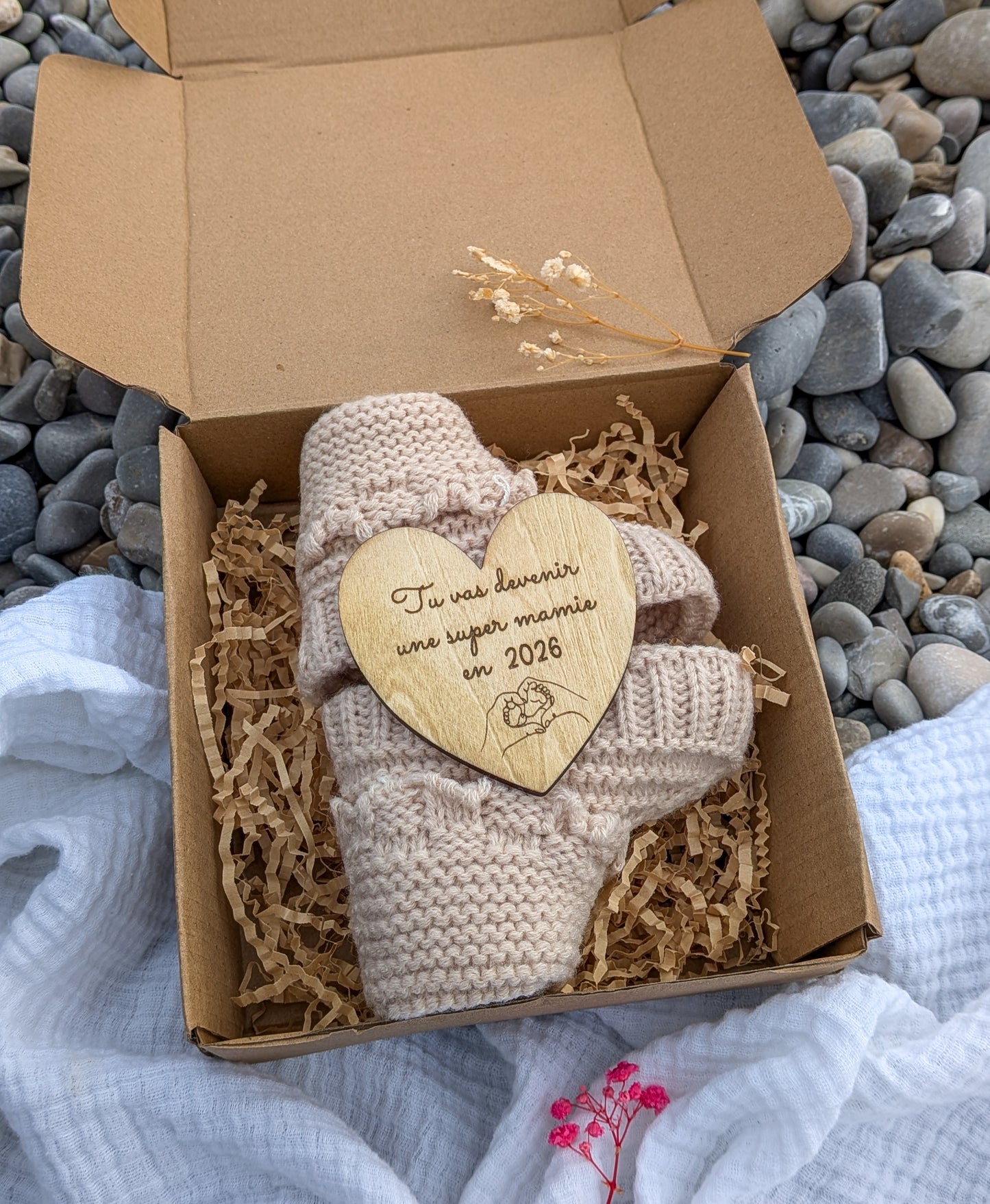 Boîte surprise annonce de grossesse personnalisée – Chaussons bébé en crochet