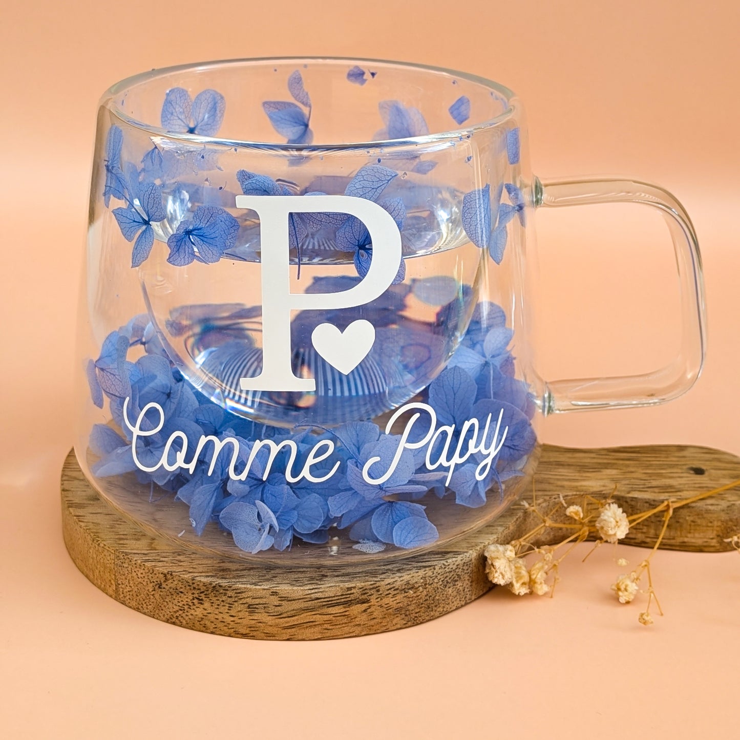 Tasse personnalisée en verre double paroi avec fleurs séchées –Cadeau original pour papy, nounou, marraine, maman/Prénom ou message au choix.
