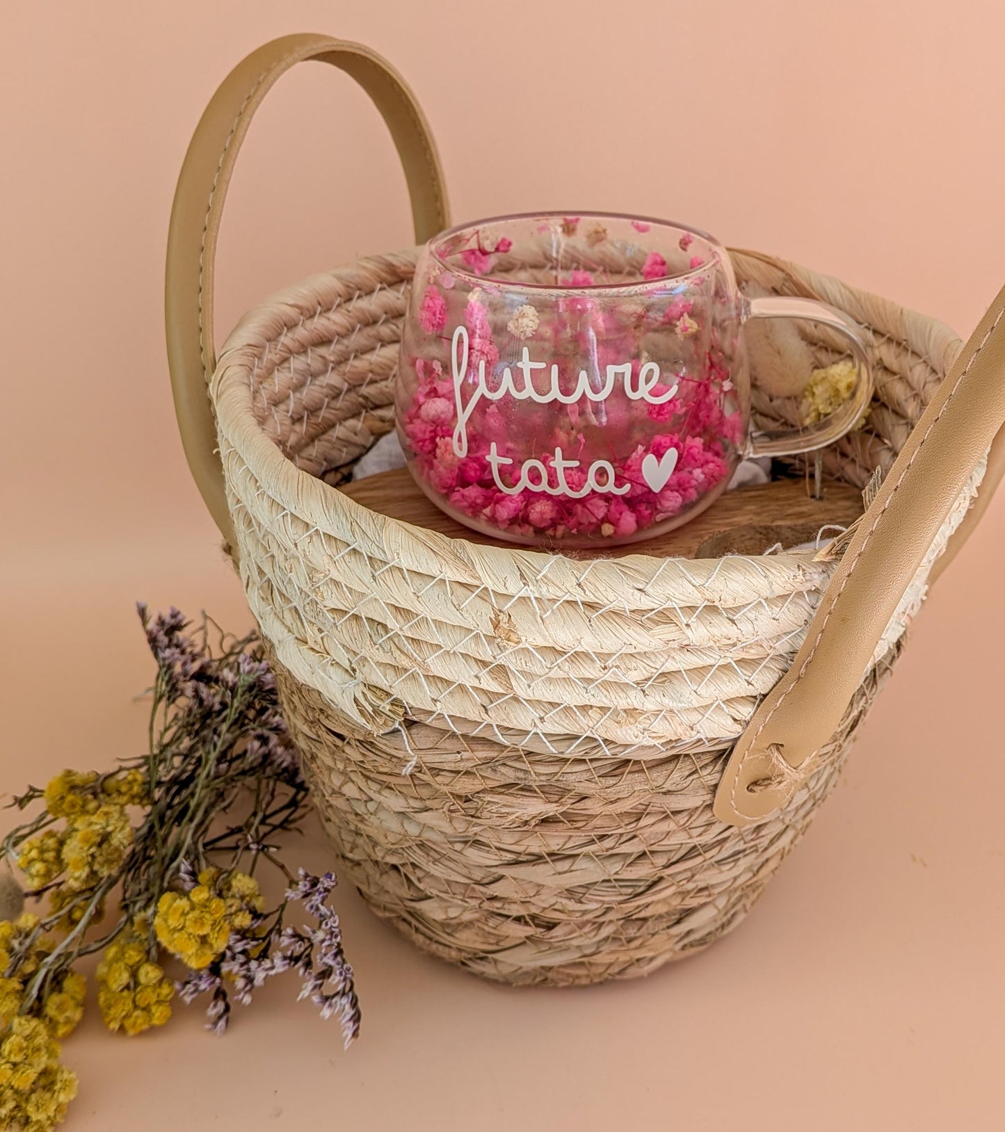 Tasse personnalisée en verre double paroi avec fleurs séchées –Cadeau original pour papy, nounou, marraine, maman/Prénom ou message au choix.