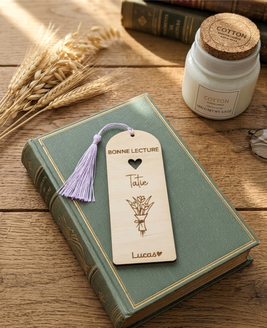 Marque-page personnalisé en bois – Cadeau unique pour maman, mamie, marraine, nounou ou maîtresse