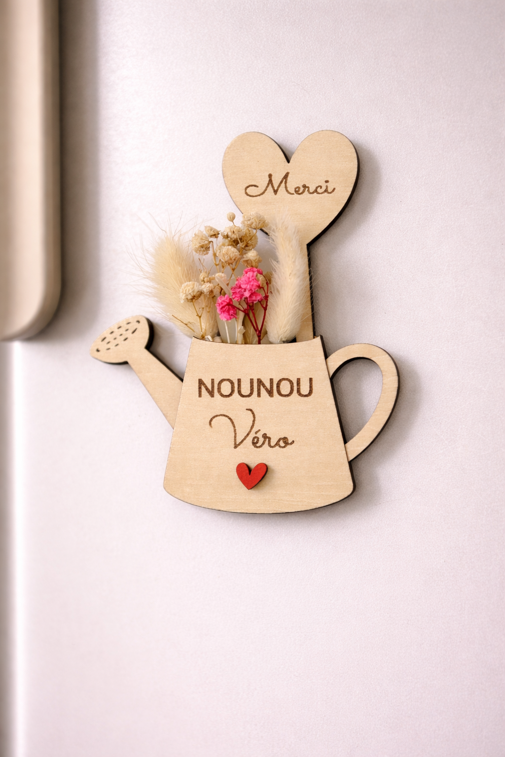 Magnet arrosoir personnalisé avec prénom et fleurs séchées – Cadeau maman, nounou ou maîtresse