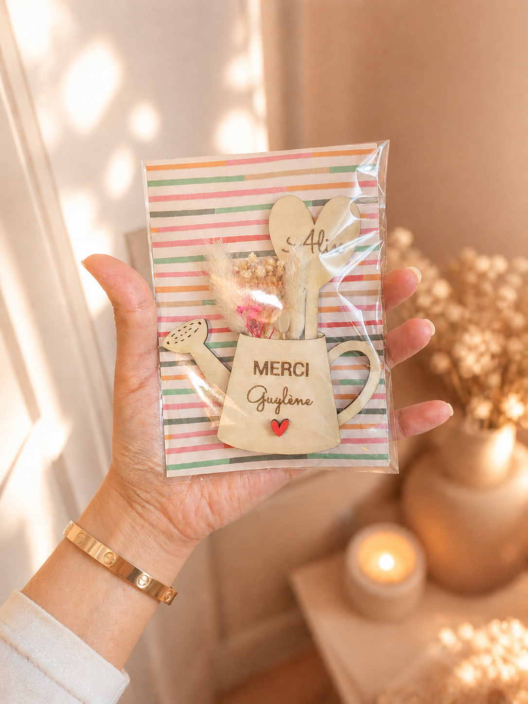 Magnet arrosoir personnalisé avec prénom et fleurs séchées – Cadeau maman, nounou ou maîtresse