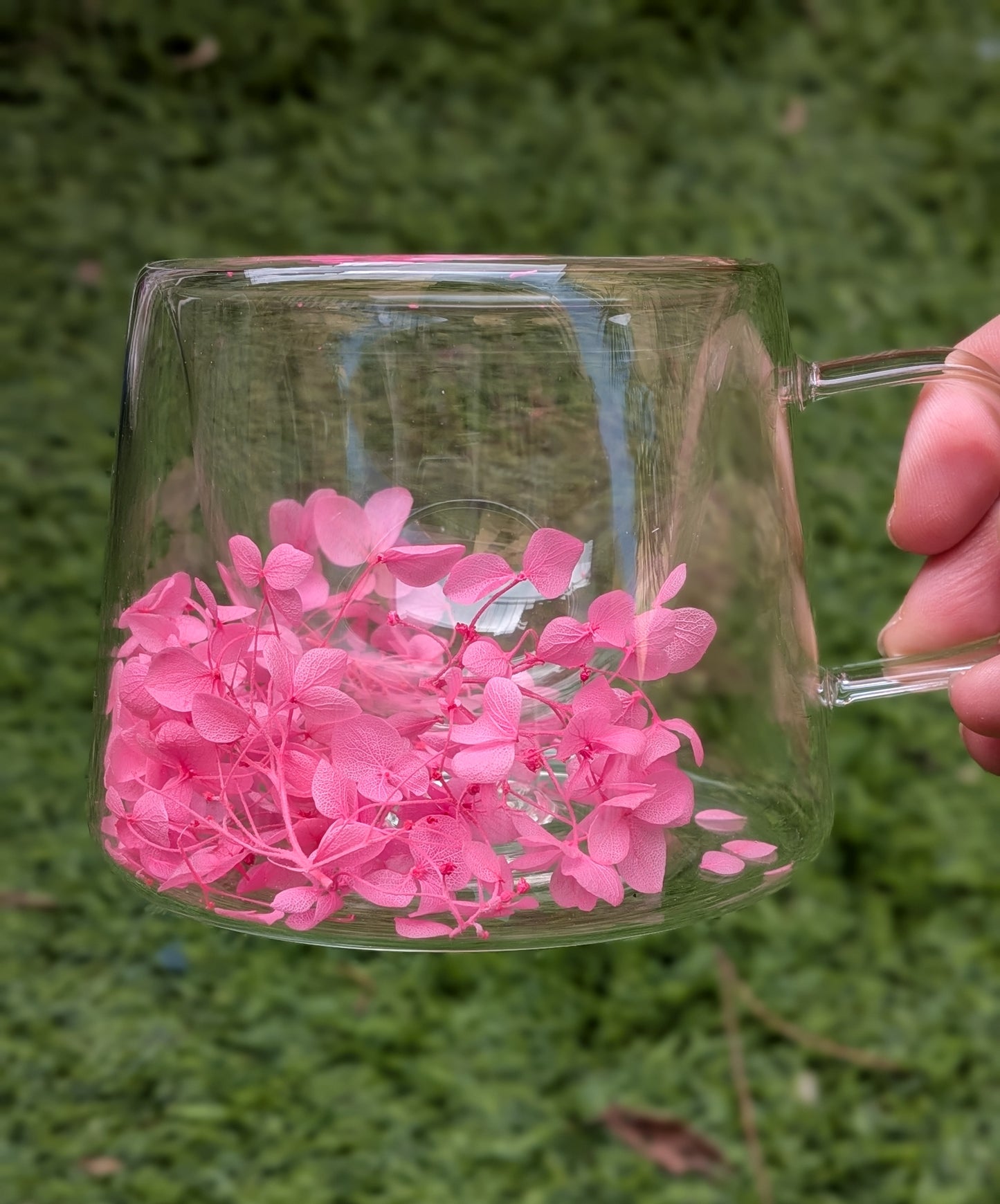 Tasse personnalisée en verre double paroi avec fleurs séchées –Cadeau original pour papy, nounou, marraine, maman/Prénom ou message au choix.